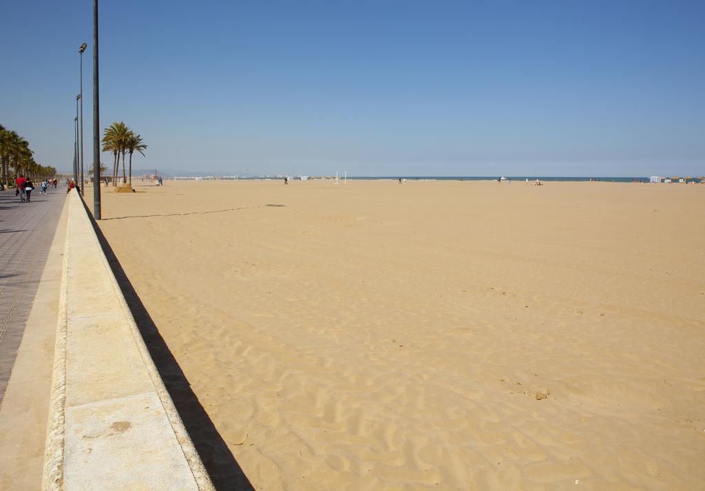 Malvarrosa Beach Rooms Валенсия Екстериор снимка
